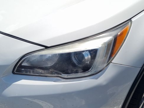 Used 2017 Subaru Outback 3.6R Touring AWD/4WD image 4