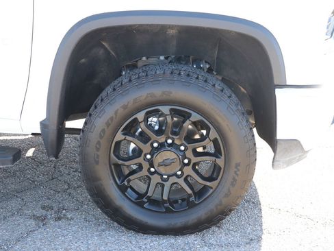 Used 2025 Chevrolet Silverado 2500 LTZ w/ LTZ Premium Package image 9