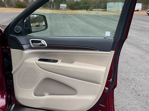 Used 2017 Jeep Grand Cherokee Limited image 39