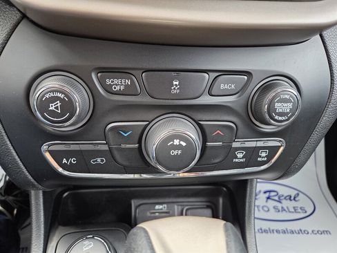 Used 2014 Jeep Cherokee Latitude w/ Cold Weather Group AWD/4WD image 20