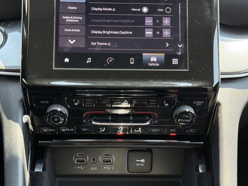 Used 2022 Jeep Grand Cherokee Laredo w/ Luxury Tech Group I AWD/4WD image 13