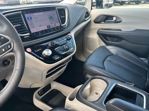 Used 2024 Chrysler Pacifica Limited FWD image 32