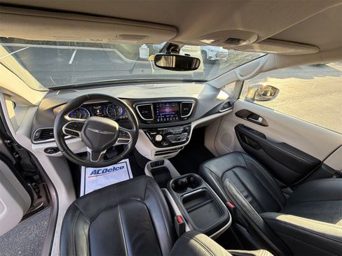 Used 2017 Chrysler Pacifica Touring-L image 20