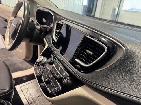 Used 2019 Chrysler Pacifica Limited image 22