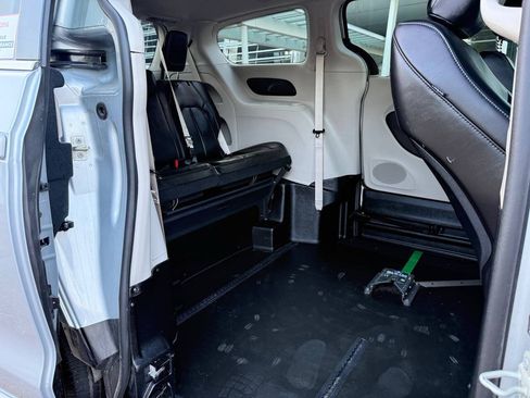 Used 2023 Chrysler Pacifica Touring-L FWD image 11
