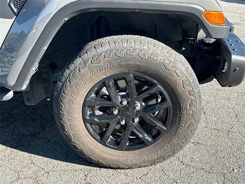 Used 2023 Jeep Gladiator Sport image 12