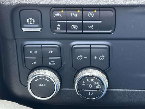Used 2025 Chevrolet Tahoe Premier AWD/4WD image 17
