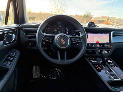 Certified 2025 Porsche Macan image 12