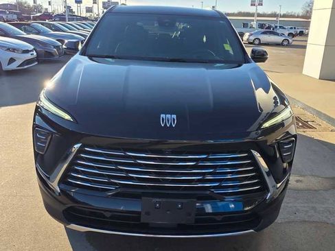 Used 2025 Buick Enclave Preferred image 3