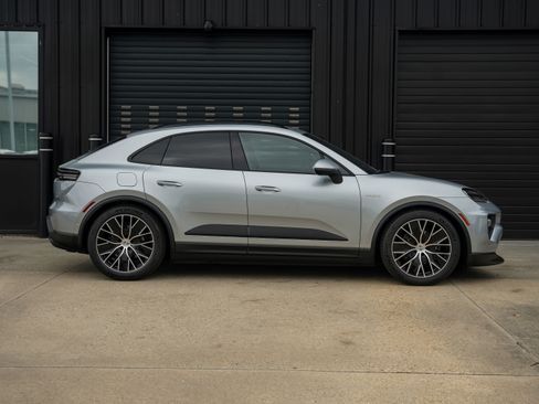 Certified 2025 Porsche Macan Electric image 13