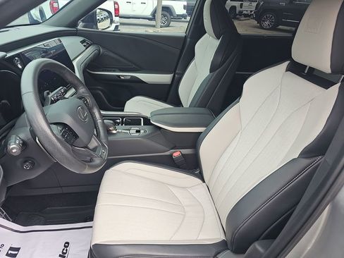 Used 2025 Lexus TX 500h AWD w/ Technology Package image 11