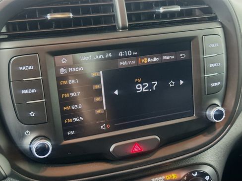 Used 2025 Kia Soul LX w/ LX Technology Package FWD image 21