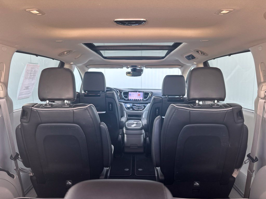 Used 2023 Chrysler Pacifica Limited w/ Uconnect Theater Family Group FWD image 26