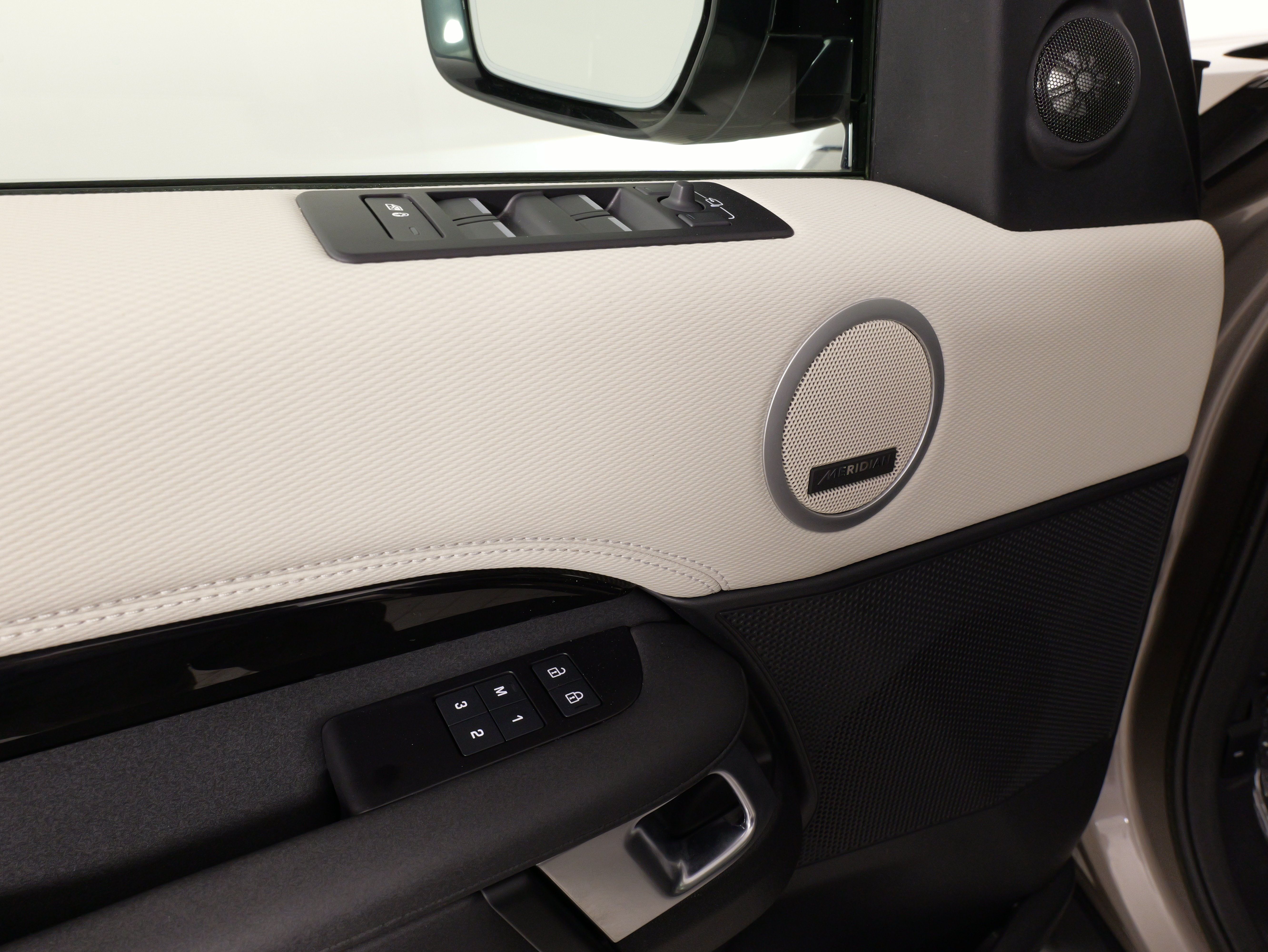 Used 2023 Land Rover Discovery S R-Dynamic AWD/4WD image 29