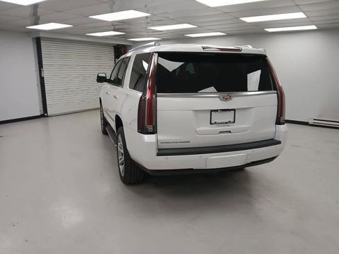 Used 2019 Cadillac Escalade Luxury image 4