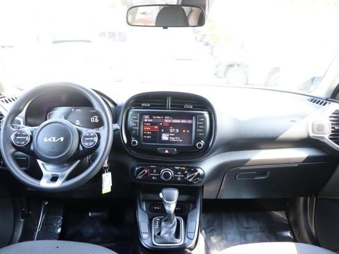 Used 2023 Kia Soul LX w/ LX Technology Package FWD image 16