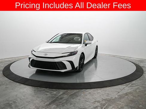 Used 2025 Toyota Camry SE FWD image 2