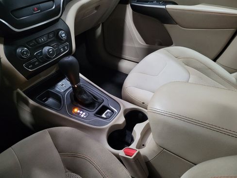 Used 2020 Jeep Cherokee Latitude FWD image 26