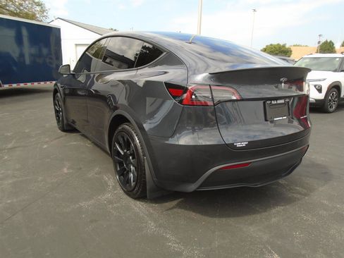 Used 2024 Tesla Model Y Long Range AWD/4WD image 8