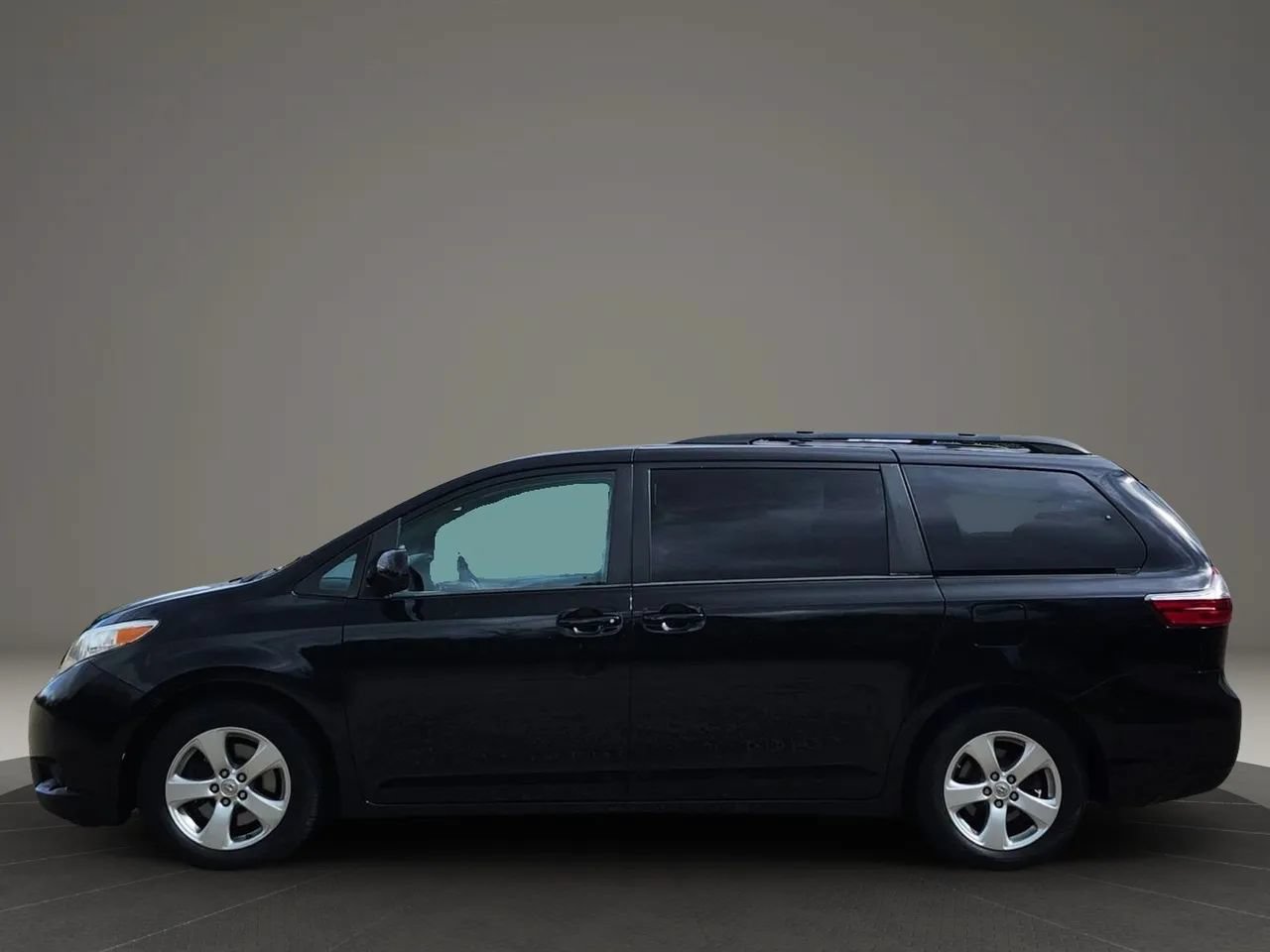 Used 2016 Toyota Sienna LE w/ Four Season Floor Mat Package FWD image 2