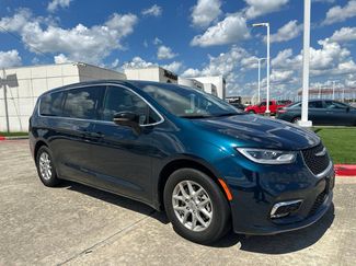 Used 2025 Chrysler Pacifica Select FWD video 1