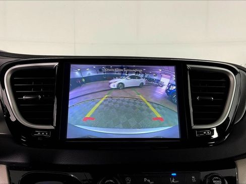 Used 2024 Chrysler Pacifica Touring-L image 30