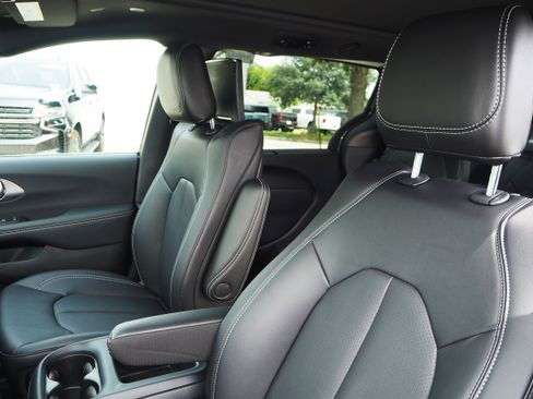 New 2025 Chrysler Pacifica Select w/ Uconnect Theater Family Group image 12