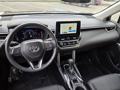 Used 2025 Toyota Corolla Cross XLE AWD/4WD image 9