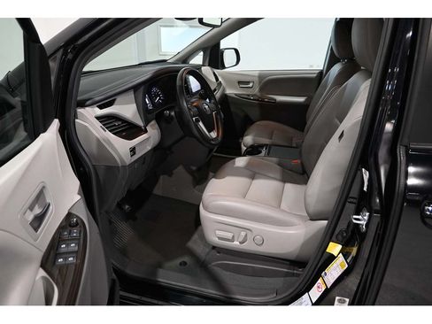 Used 2019 Toyota Sienna XLE FWD image 13