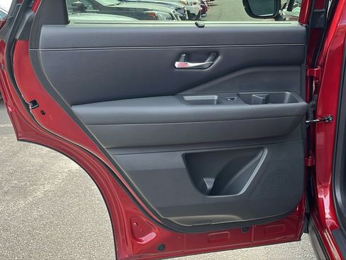 Used 2022 Nissan Pathfinder SL AWD/4WD image 23