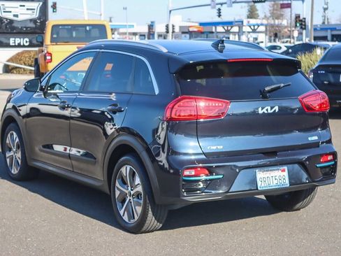 Used 2022 Kia Niro EX Premium image 2