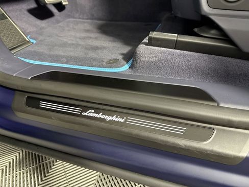 Used 2025 Lamborghini Urus SE image 29