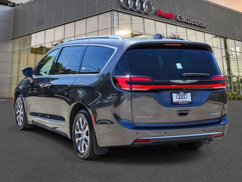 Used 2022 Chrysler Pacifica Pinnacle FWD image 2