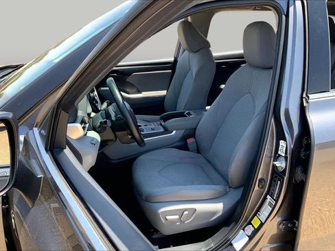 Used 2021 Toyota Highlander LE FWD image 8