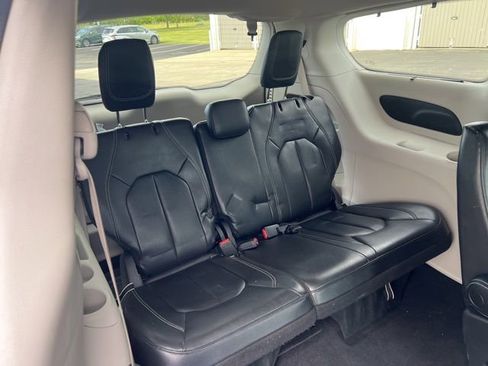 Used 2022 Chrysler Pacifica Touring-L FWD image 27