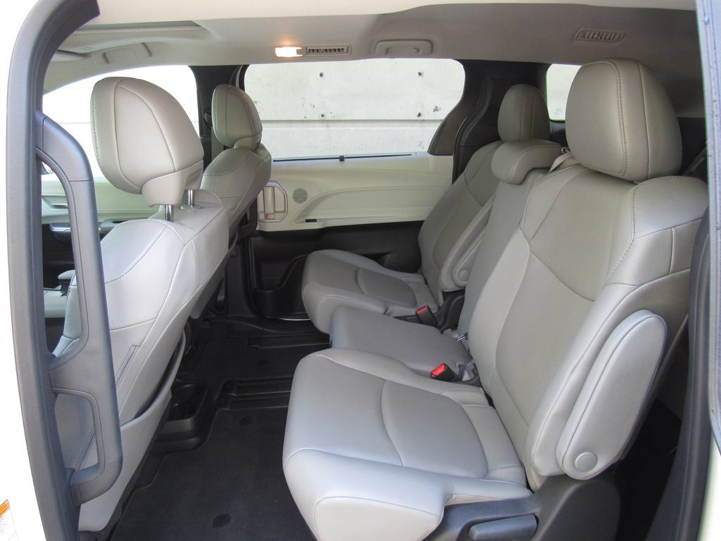 Used 2025 Toyota Sienna XLE FWD image 16