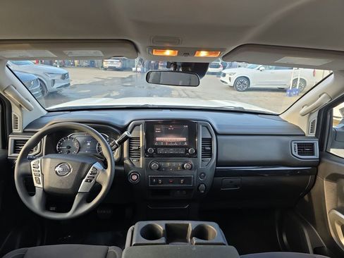 Used 2022 Nissan Titan SV image 11