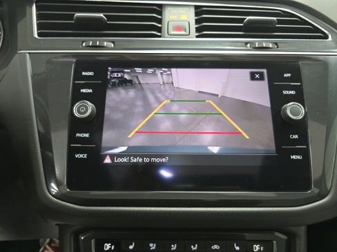 Used 2021 Volkswagen Tiguan SE w/ Panoramic Sunroof Package image 19