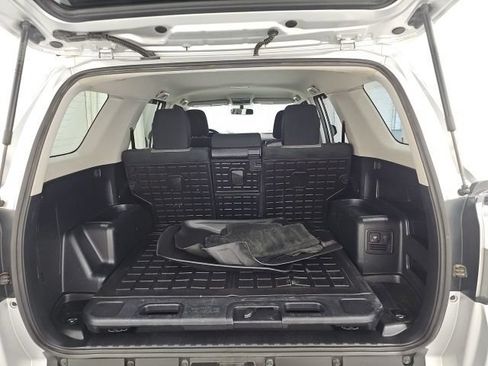 Used 2018 Toyota 4Runner SR5 AWD/4WD image 31