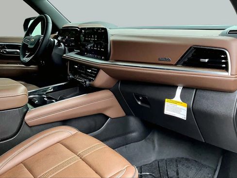 Used 2025 Chevrolet Tahoe High Country AWD/4WD image 19
