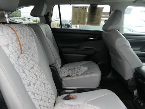 Used 2022 Toyota Highlander Bronze Edition image 24