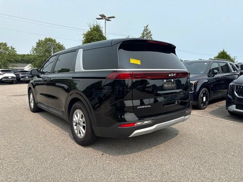 Used 2024 Kia Carnival LX FWD image 3