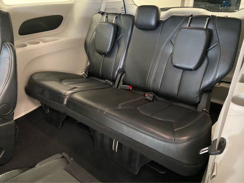 Used 2024 Chrysler Pacifica Touring-L image 14