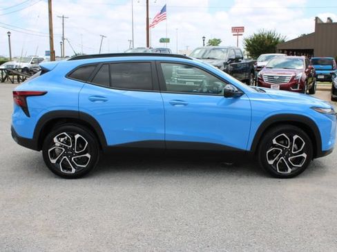 Used 2024 Chevrolet Trax RS w/ Sunroof Package FWD image 4