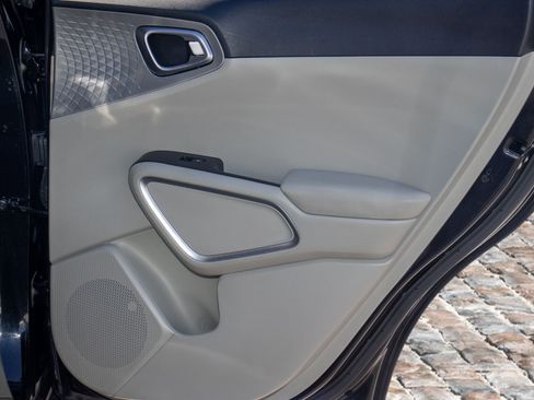 Used 2023 Kia Soul LX image 12