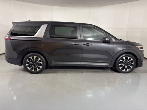 Used 2022 Kia Carnival EX image 9