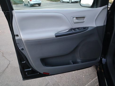 Used 2015 Toyota Sienna L image 24