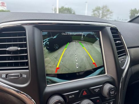 Used 2018 Jeep Grand Cherokee Altitude AWD/4WD image 19