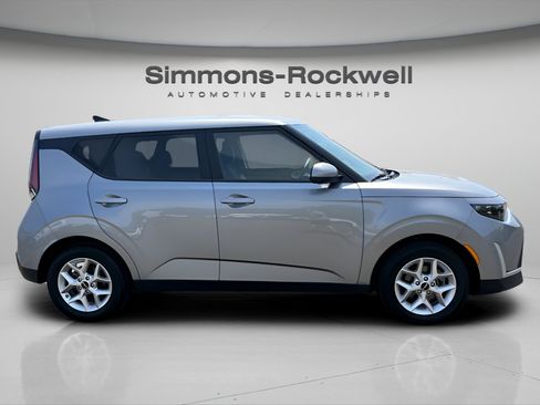 Used 2025 Kia Soul LX w/ LX Technology Package FWD image 6