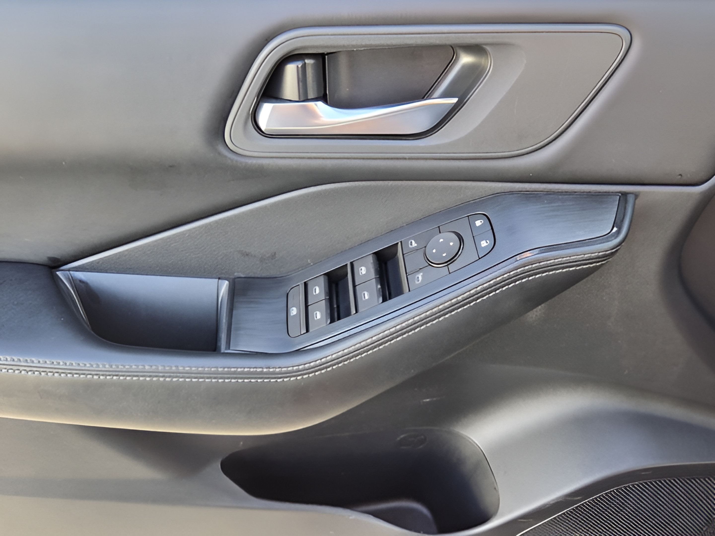 Used 2025 Nissan Rogue SV AWD/4WD image 28